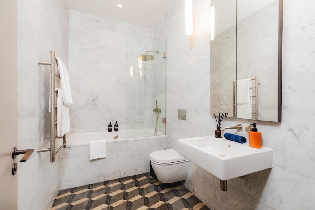 Shh! Oxford St Dream-Come-True Fam Design Hot Spot Лондон Экстерьер фото