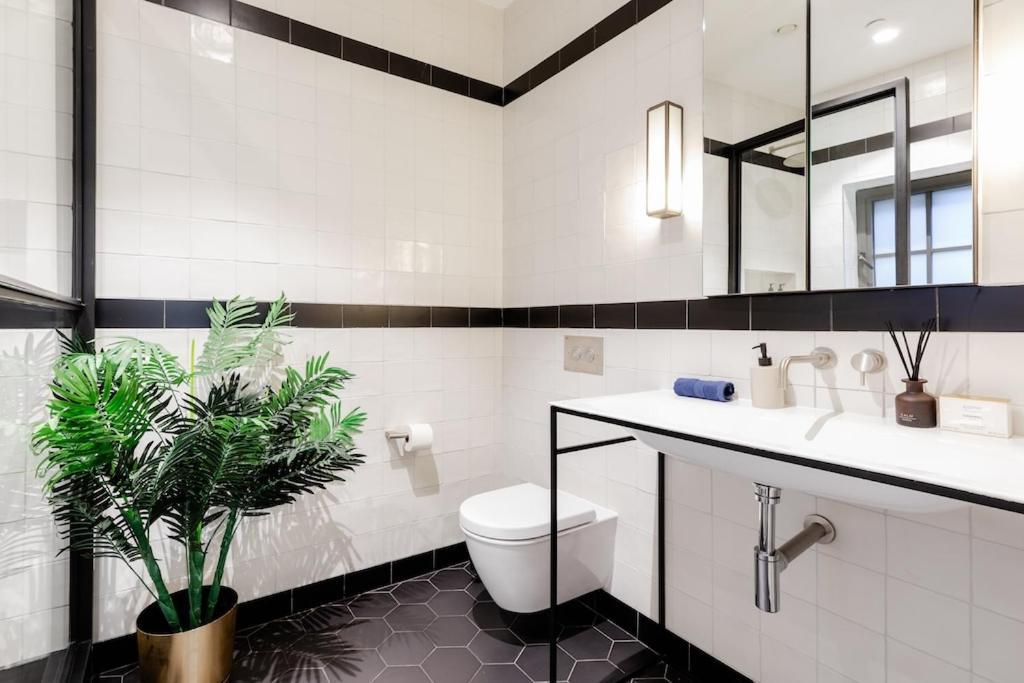 Shh! Oxford St Dream-Come-True Fam Design Hot Spot Лондон Экстерьер фото